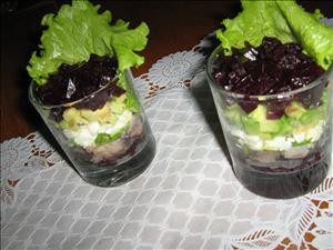 Фото рецепта «Салат из сельди, с авокадо и свеклой»