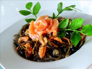 Фото рецепта «Салат из морской капусты с красной рыбой»