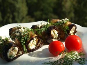 Фото рецепта «Рулет из баклажанов с брынзой и грецкими орехами»
