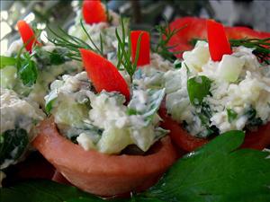Фото рецепта «Колбасные тарелочки с салатом»