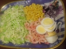 Пошаговое фото рецепта «Салат с креветками, сухариками и яйцами»