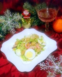 Фото рецепта «Салат с креветками, сухариками и яйцами»