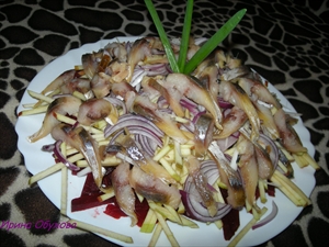 Фото рецепта «Салат из свеклы с копченой сельдью»