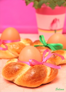 Фото рецепта «Булочки с пасхальными яйцами»