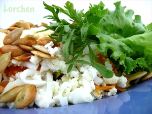 Фото рецепта «Салат из кресс-салата с морковью, яйцом и тыквенными семечками»