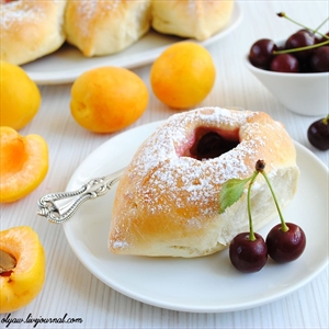 Фото рецепта «Пирожки с абрикосами и вишней»