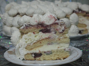 Фото рецепта «Торт с вишнями, мороженым и безе Снежная горка»