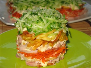 Фото рецепта «Салат слоеный с картофелем фри и копченой курицей»