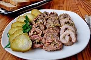 Фото рецепта «Рулеты из говядины Прованские огурчики»