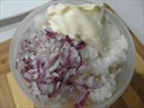 Пошаговое фото рецепта «Слоеный салат из крабовых палочек Подкова»