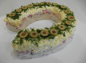 Фото рецепта «Слоеный салат из крабовых палочек Подкова»