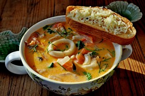 Фото рецепта «Суп с морскими гадами, томатами и гренками»