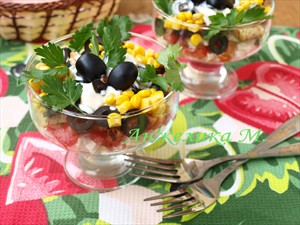 Фото рецепта «Салат с курицей, маслинами и сухариками»