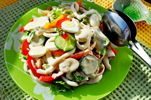 Фото рецепта «Салат из калмаров с перепелиным яйцами и овощами»