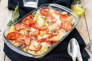 Фото рецепта «Картофель с сыром по-шведски (со свининой и томатами)»