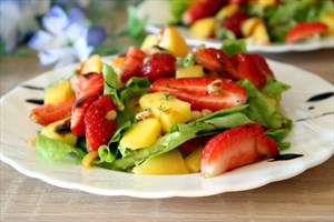 Фото рецепта «Салат с манго и клубникой»