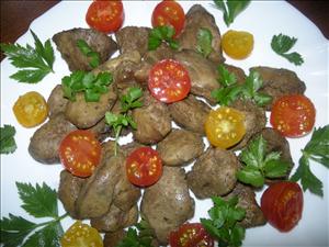 Фото рецепта «Салат с куриной печенью и помидорами черри»
