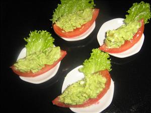Фото рецепта «Закуска из помидор, фаршированных кремом из авокадо»
