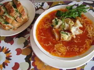 Фото рецепта «Томатный суп с сырно-чесночными гренками»