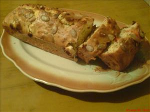 Фото рецепта «Закусочный кекс с помидорами, брынзой и тыквенными семечками»