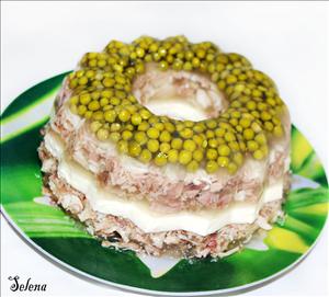 Фото рецепта «Заливное из курицы с зеленым горошком и майонезом» Фото рецепта «Заливное из курицы с зеленым горошком и майонезом»