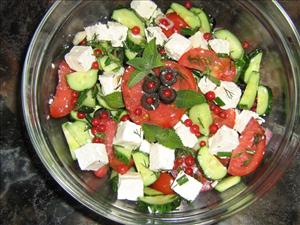 Фото рецепта «Изысканный салатик с красной смородиной и брынзой»