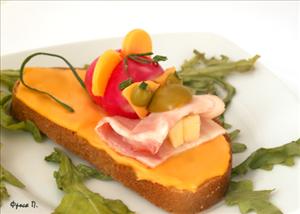 Фото рецепта «Веселый бутерброд Саблезубая мышка»