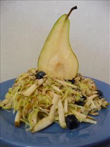 Фото рецепта «Салат из капусты с грушей»