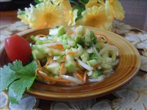 Фото рецепта «Остренький салатик из молодых кабачков»