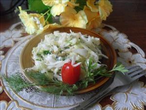 Фото рецепта «Салат из молодой капусты с жареным луком»