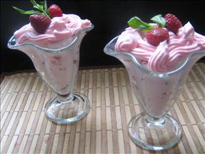 Фото рецепта «Творожный мусс с клубникой и мятой» Фото рецепта «Творожный мусс с клубникой и мятой»