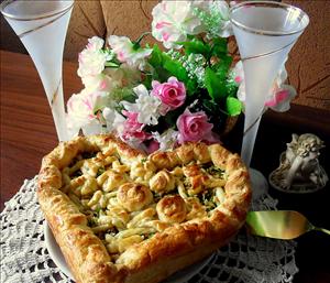 Фото рецепта «Пирог из слоеного теста с плавлеными сырками, чесноком и зеленью»