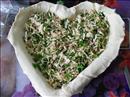 Пошаговое фото рецепта «Пирог из слоеного теста с плавлеными сырками, чесноком и зеленью»