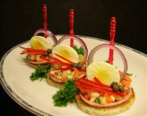 Фото рецепта «Колбасные тарелочки с салатом Зимний гламур»