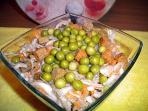 Фото рецепта «Салат из квашеной капусты с сухариками»