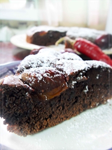 Фото рецепта «Острый шоколадный пирог со сливами»