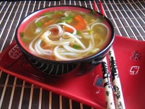 Фото рецепта «Луковый суп с рисовой лапшой и соевым соусом»