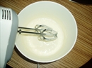 Пошаговое фото рецепта «Рулет со сметанным кремом и вишней»