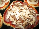 Пошаговое фото рецепта «Сочные мини-пиццы с разными начинками»