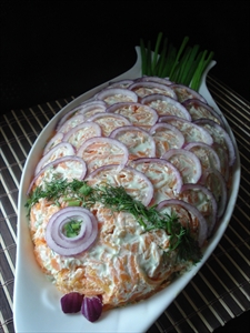 Фото рецепта «Слоёный салат с красной рыбой, рисом и овощами»
