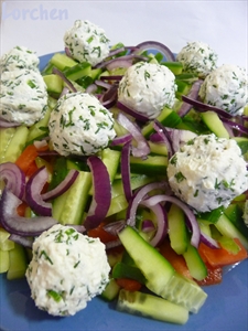 Фото рецепта «Овощной салат с сырными шариками и оливками»