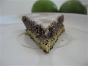Фото рецепта «Маковый пирог с лимонной глазурью»
