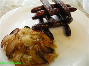 Фото рецепта «Капуста по-баварски с грильными сосисками»