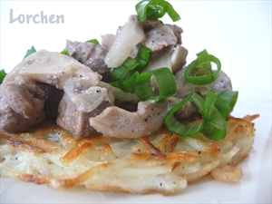 Фото рецепта «Свинина с грибами на картофельном блине»