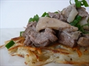 Пошаговое фото рецепта «Свинина с грибами на картофельном блине»