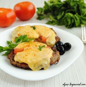 Фото рецепта «Рубленый шницель с сыром и помидорами»
