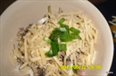 Пошаговое фото рецепта «Салат слоеный с мясом, яйцом и огурцами Птушка з грыбамi»