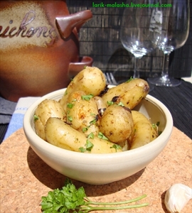 Фото рецепта «Молодой картофель с чесноком и петрушкой»