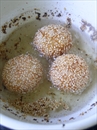 Пошаговое фото рецепта «Творожно кокосовые пончики в кунжуте»