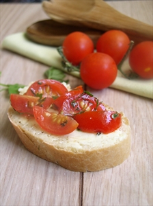 Фото рецепта «Брускетта с чесночным маслом и помидорами черри»
